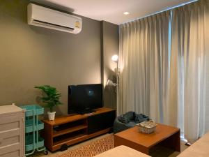 Ban Huai Sok NoiThe Valley Khao Yai的客厅配有平面电视和沙发。