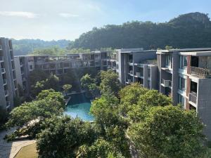 Ban Huai Sok NoiThe Valley Khao Yai的享有公寓大楼空中美景,设有游泳池