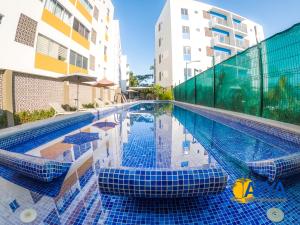 巴亚尔塔港Disfruta Vallarta, lindo departamento, gran ubicación alberca, nuevo的一座建筑物边的蓝色瓷砖游泳池