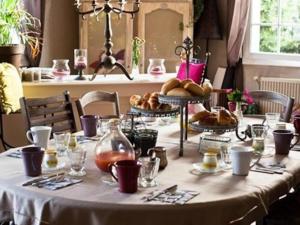 朗热克洛斯玛丽住宿加早餐旅馆的上面有面包和糕点的桌子