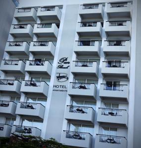 利马索尔码头海滩公寓酒店的享有酒店大楼的外部景色