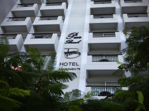 利马索尔码头海滩公寓酒店的酒店标志位于大楼的一侧