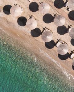 尼亚·卡利克拉提亚Georgalas Sun Beach Resort的海滩上人们的头顶景色,配有遮阳伞