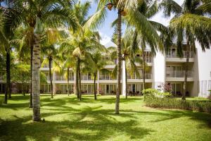 潘托皮芒Victoria Beachcomber Resort & Spa的一座棕榈树建筑