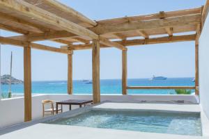 普拉迪斯亚罗斯米科诺斯布兰科酒店的一座以海洋为背景的室外游泳池