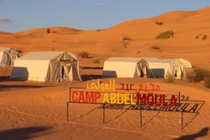 杜兹CAMP ABDELMOULA的沙漠中的一组帐篷