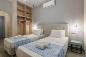 拉加纳斯Barcode Studios的一间卧室配有两张带毛巾的床