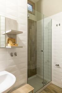 特拉尼B&B Radici的一个带水槽的玻璃淋浴间