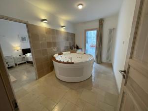 莫诺波利Barbacana46 Guest House的带浴缸的大浴室和卧室