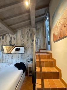 彼得拉桑塔Dimora Carducci的卧室配有一张床,墙上设有冲浪板