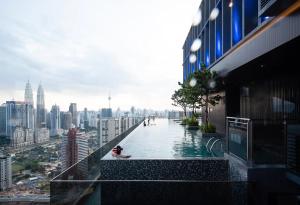 吉隆坡ExpressionZ KLCC By Starwood Luxury的一座城市建筑屋顶上的游泳池