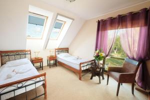 弗龙基瓦托斯劳酒店的一间卧室设有两张床和窗户。
