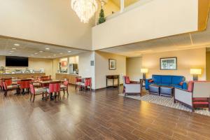 萨默维尔Comfort Inn Summerville - Charleston的医院的大厅,配有桌椅