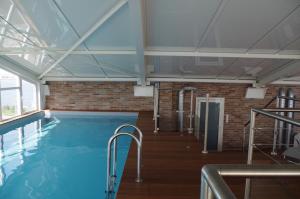 阿雅克修斯邦塔迪玛尔酒店的一座砖墙建筑中的游泳池