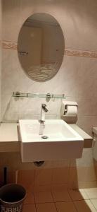甲洞Suria Kipark 1 Bedroom 1 Bathroom 800sq ft Apartment的浴室设有白色水槽和镜子