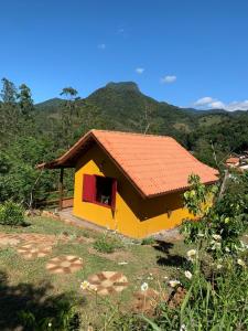 卢米亚Canto da Colina Lumiar的红色屋顶的黄色小房子