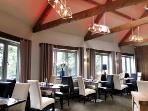 史云顿白鹿宾馆的用餐室设有桌椅和窗户。