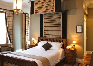都柏林杰克逊科特酒店的一间卧室配有一张带2个床头柜和2盏灯的床。