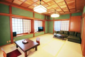鸭川市Uhome Kamogawa Villa的客厅配有沙发和桌子