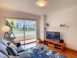 丰沙尔Aidan Apartment by LovelyStay的带沙发和平面电视的客厅