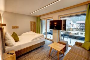 迈尔霍芬Der Siegeler B&B - this lifestylehotel rocks的酒店客房设有一张床和一个大窗户