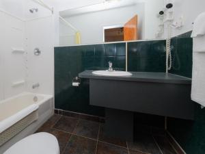 佩尔塞奥匹劳洛尔小屋汽车旅馆的浴室配有盥洗盆、卫生间和浴缸。
