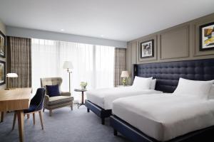 约克The Grand, York的酒店客房配有两张床和一张书桌