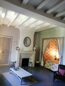 利格里Le Clos de Ligré的客厅配有床和桌子