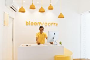 班加罗尔bloomrooms @ City Centre的站在桌子上,手提电脑的人