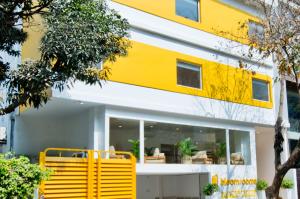 班加罗尔bloomrooms @ City Centre的大楼前的黄色长凳
