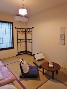 京都东山之宿 缘侧的客厅配有沙发和桌子