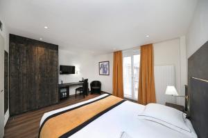 热拉梅加玛尼温泉酒店的一间卧室配有一张大床和一张书桌