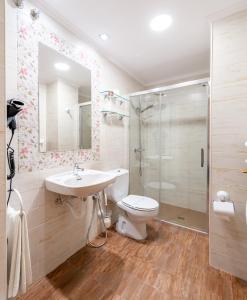 博卡-德韦尔加诺女王故乡酒店 的浴室配有卫生间、盥洗盆和淋浴。