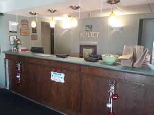 马尼斯蒂克Quality Inn & Suites的拥有圣诞装饰的等候室的接待台