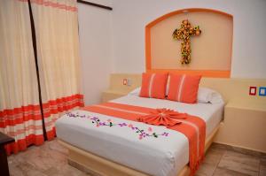 锡瓦塔塔内霍Villas Sunrisa的卧室配有一张墙壁上的横截床