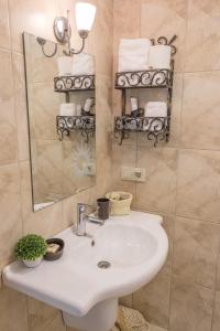 塞利米耶Losta Sahil Evi 2的浴室配有盥洗盆、镜子和毛巾