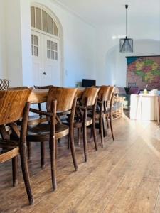 米德尔克尔克The westhouse的房间里的一排木桌和椅子