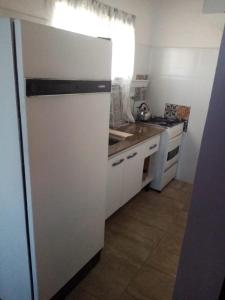 皮里亚波利斯CandeYaz的厨房配有白色冰箱和水槽