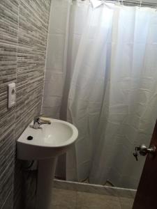 皮里亚波利斯CandeYaz的一间带水槽和淋浴帘的浴室