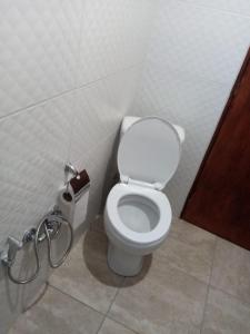 皮里亚波利斯CandeYaz的浴室位于隔间内,设有白色卫生间。