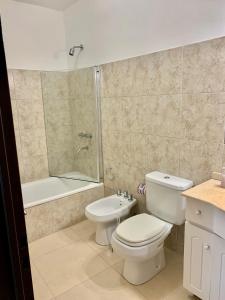 乌拉圭河畔康塞普西翁Altos de Artusi的浴室配有卫生间、淋浴和盥洗盆。