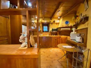 奥尔迪诺Pleta de Ordino 45B, Apartamento rústico para 6 personas.的一个带木制橱柜和桌子的大厨房