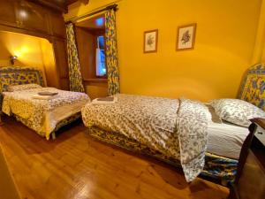 奥尔迪诺Pleta de Ordino 45B, Apartamento rústico para 6 personas.的一间卧室设有两张床和窗户。