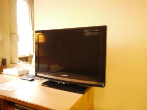 仙台森带祖米路特因特酒店的书桌上配有平面电视