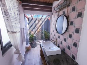 圣卡塔利娜岛Catalina's Hideaway的带浴缸和镜子的浴室