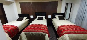 乌尤尼Hostal Jerian的酒店客房的三张床
