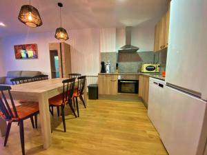 阿林萨尔Ribasol 422, apartamento hasta 6 personas, Arinsal的厨房配有桌椅和冰箱。