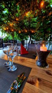 阿拉德克瑞萨纳阿拉德酒店的一张带酒杯的木桌和蜡烛