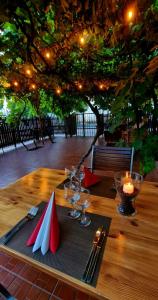 阿拉德克瑞萨纳阿拉德酒店的一张木桌,上面放有酒杯和餐巾