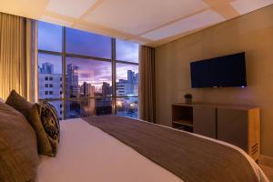 卡塔赫纳Oz Hotel Luxury的一间卧室设有一张大床和一个大窗户